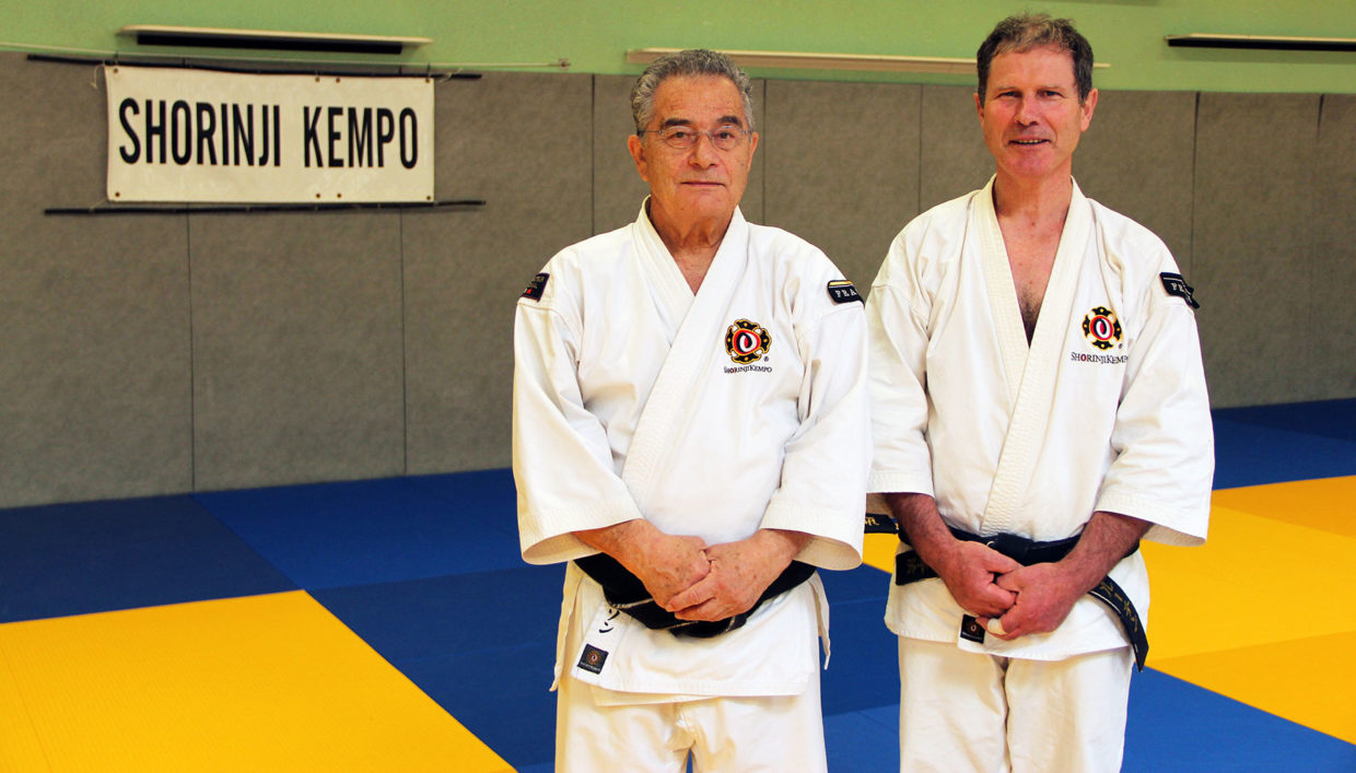 Michel Tesson (à gauche) avec le président du Shorinji-Kempo Jean Looten